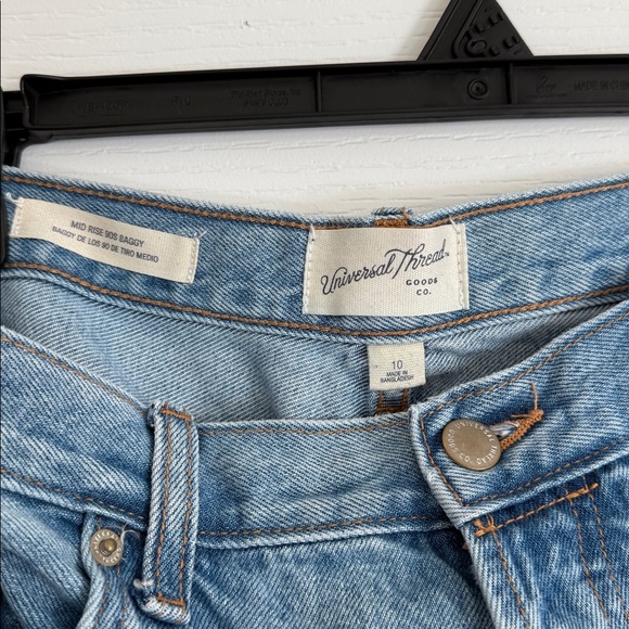 Universal Thread Mid Rise Relaxed fit Jeans - Picture 3 of 5